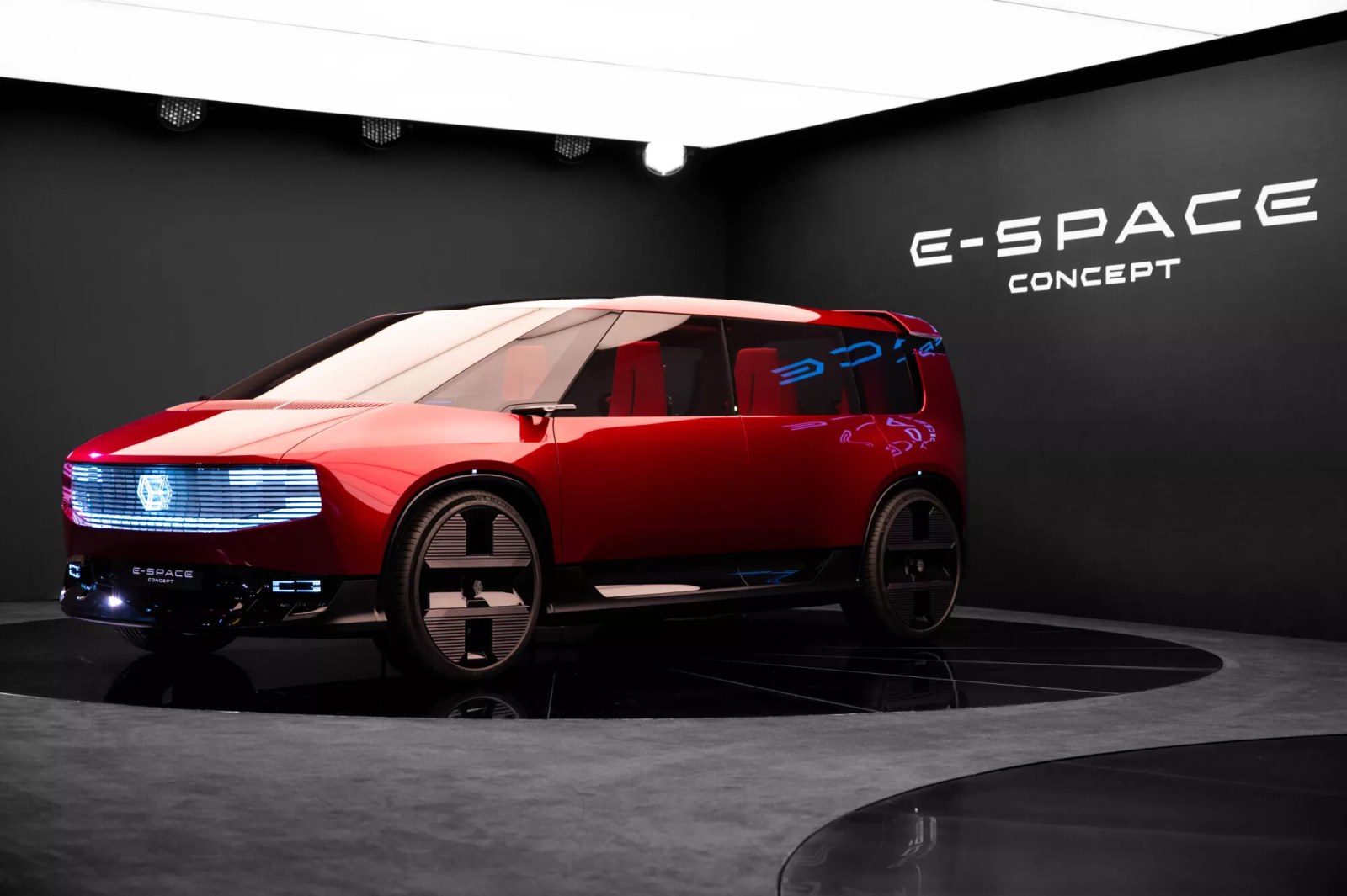 Sunum alanında sergilenen Renault E-Space Concept