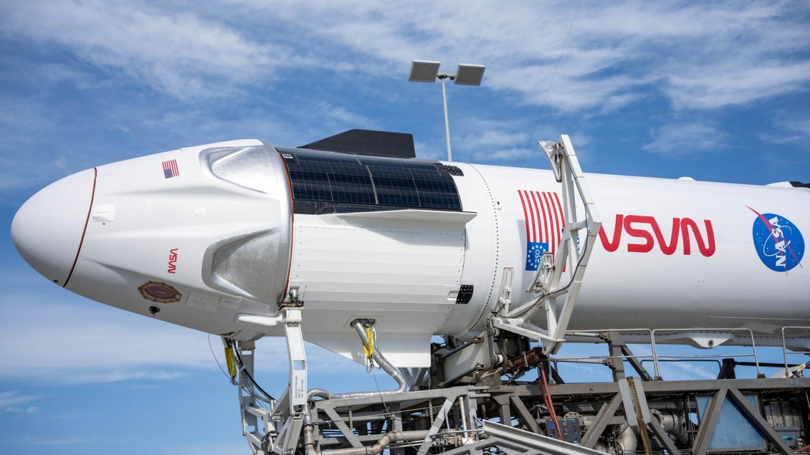 Fırlatma rampasına taşınan Dragon ve Falcon 9