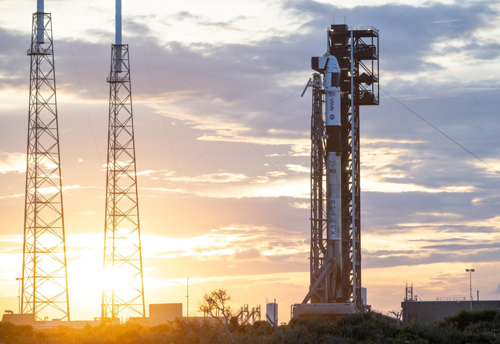 Gün batımında rampadaki Falcon 9