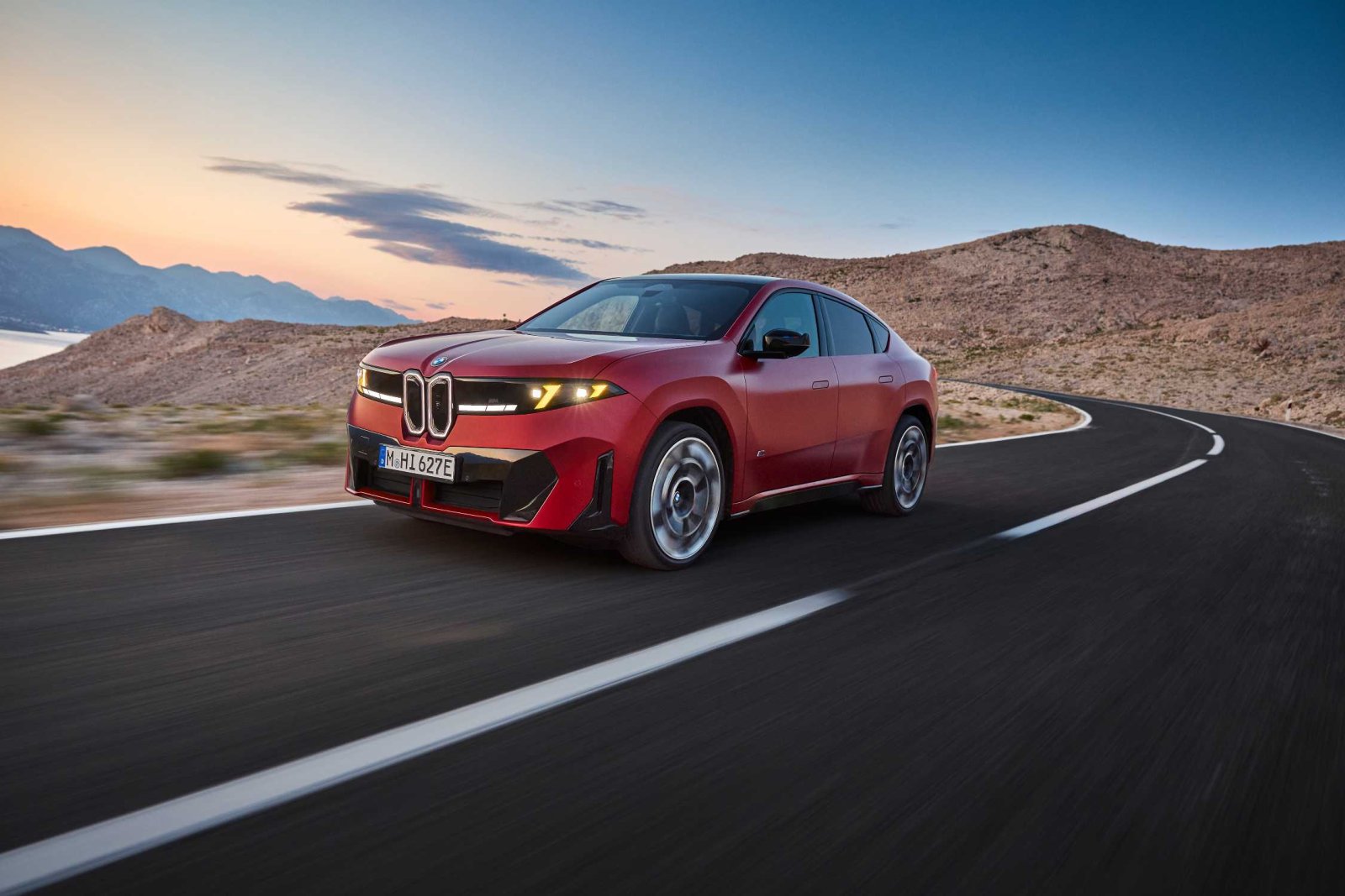 Kırmızı BMW iX4 akşam ışığında