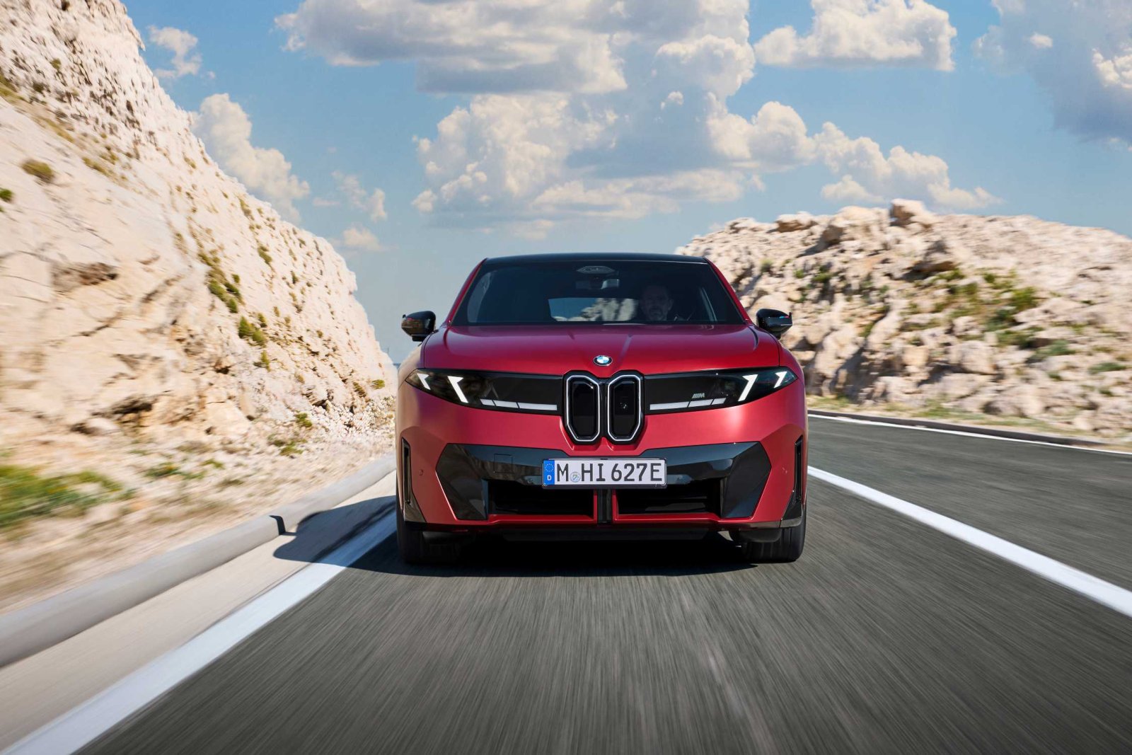 Kırmızı BMW iX4 tam önden görünüm