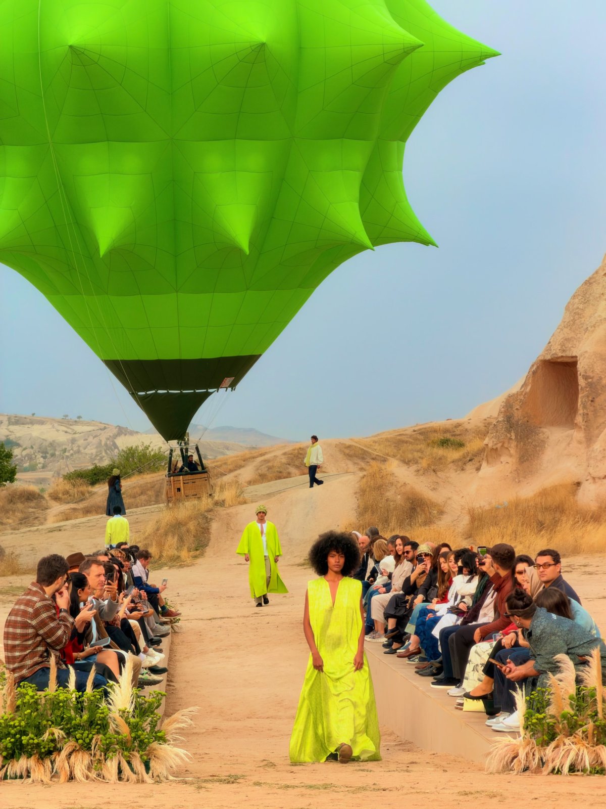 Kapadokya'da podyum ve yeşil balon