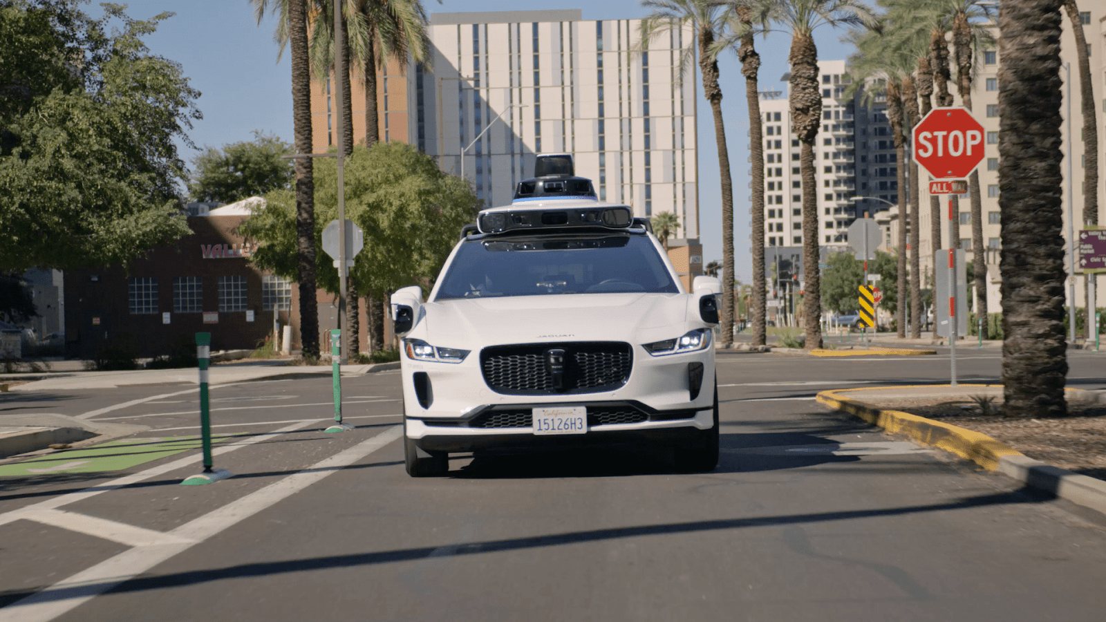 Waymo'nun sürücüsüz Jaguar I-PACE aracı Phoenix şehir merkezinde otonom olarak ilerliyor.