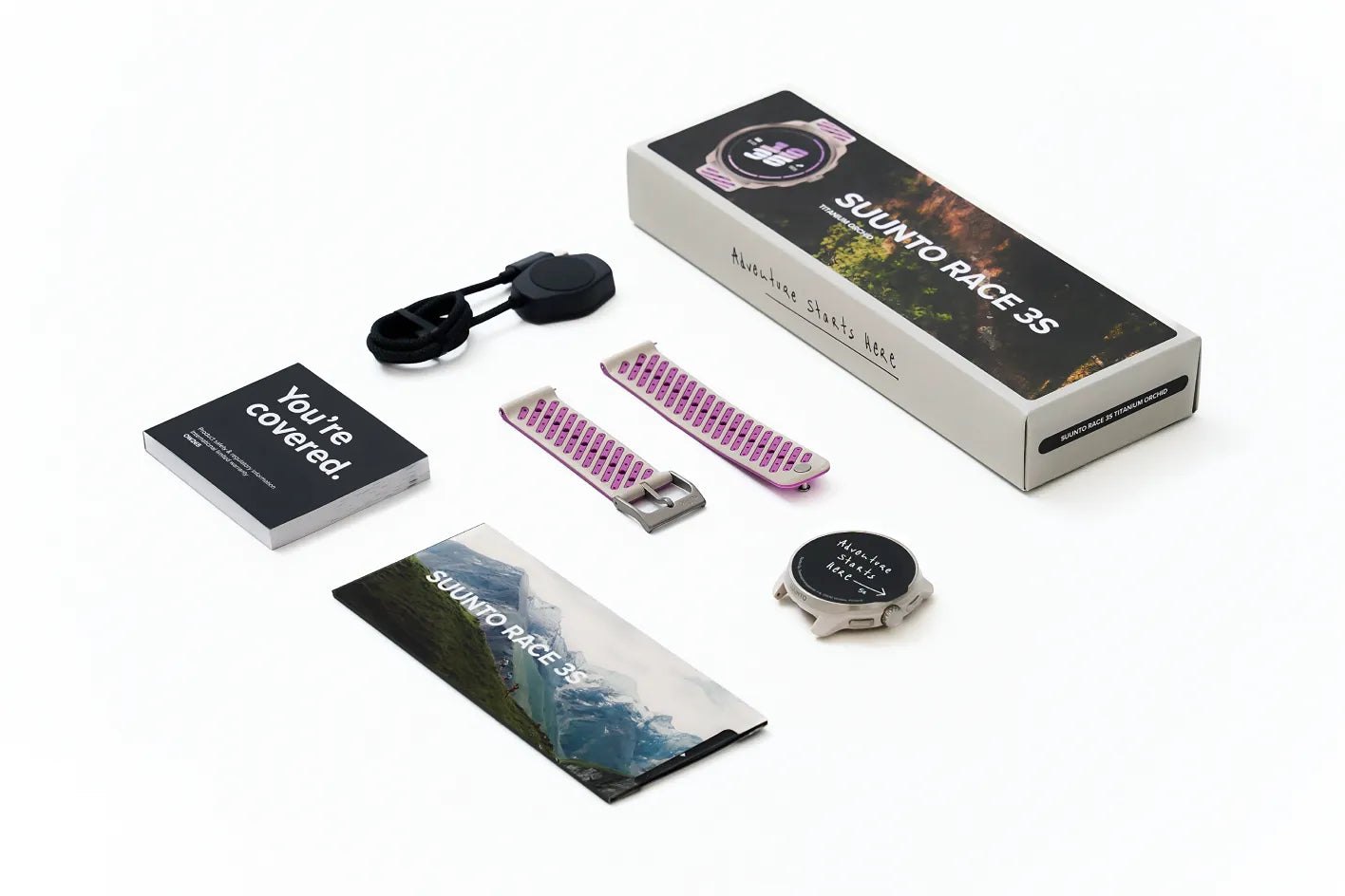 Suunto Race 3S'in kutu içeriği: saat, şarj kablosu, kayış ve belgeler.