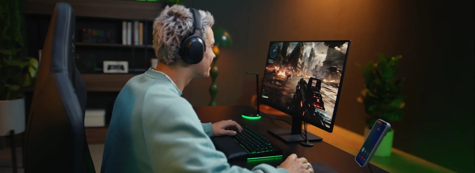 Razer'ın görselinde Barracuda V2 Pro, bilgisayarda oyun oynarken telefona da bağlı olarak kullanılıyor.