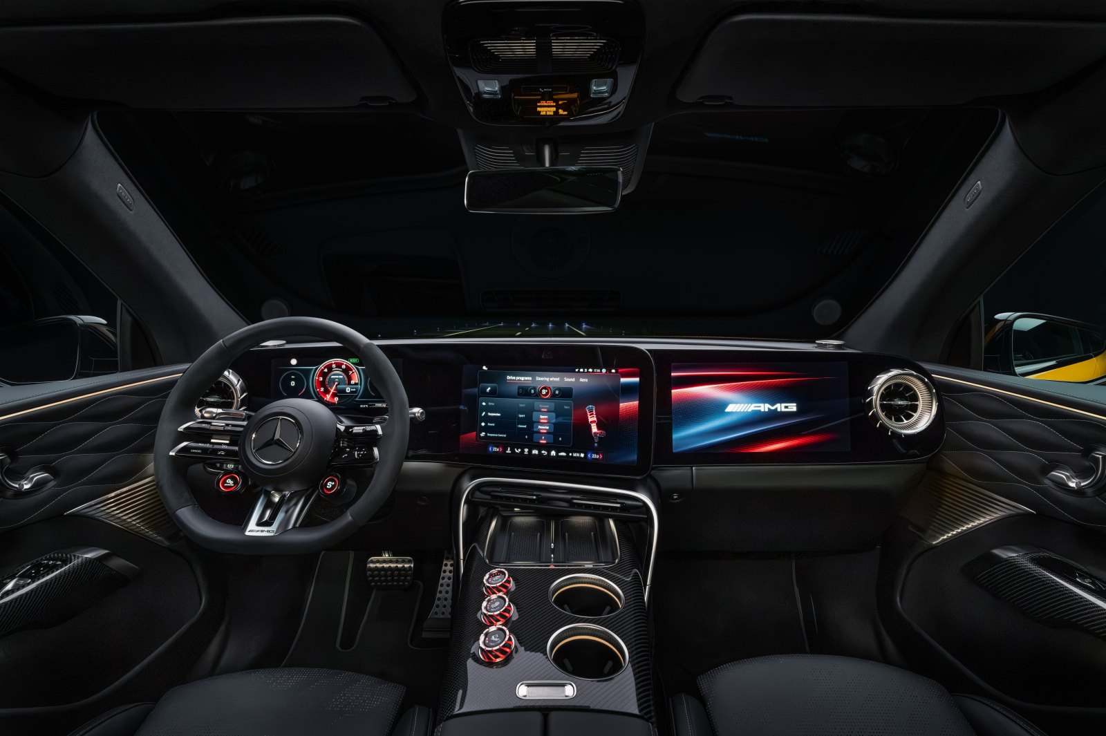 Mercedes-AMG GT SUV'un kokpiti ve ekran düzeni.