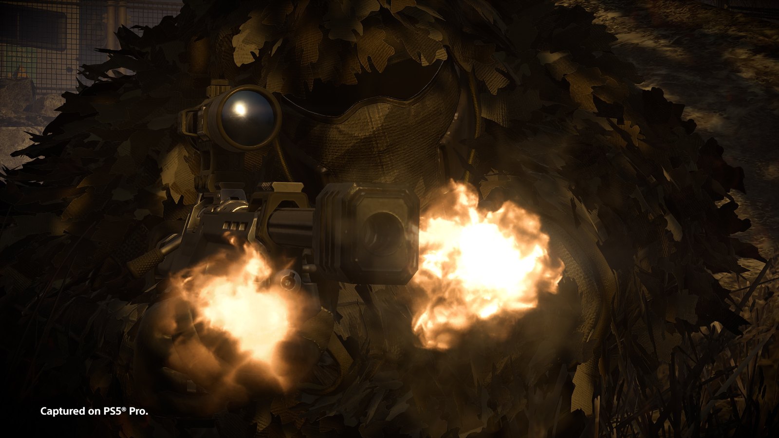 Kamuflaj ağı altındaki bir Helldiver, karanlıkta ağır tüfeğiyle ateş açıyor.