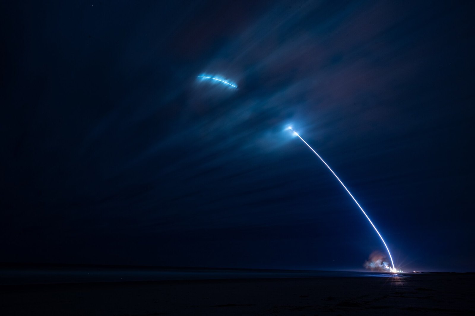 New Glenn roketi, 16 Ocak 2025'teki ilk uçuşunda Cape Canaveral'daki Space Launch Complex 36'dan gece fırlatılırken uzun pozlamayla görüntülendi.