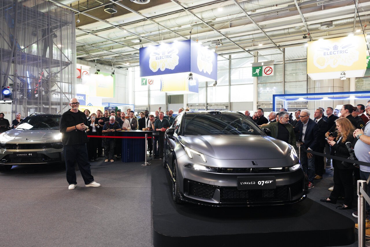 Lynk & Co 07 GT, Paris Otomobil Fuarı'ndaki basın toplantısında ziyaretçilere gösteriliyor.