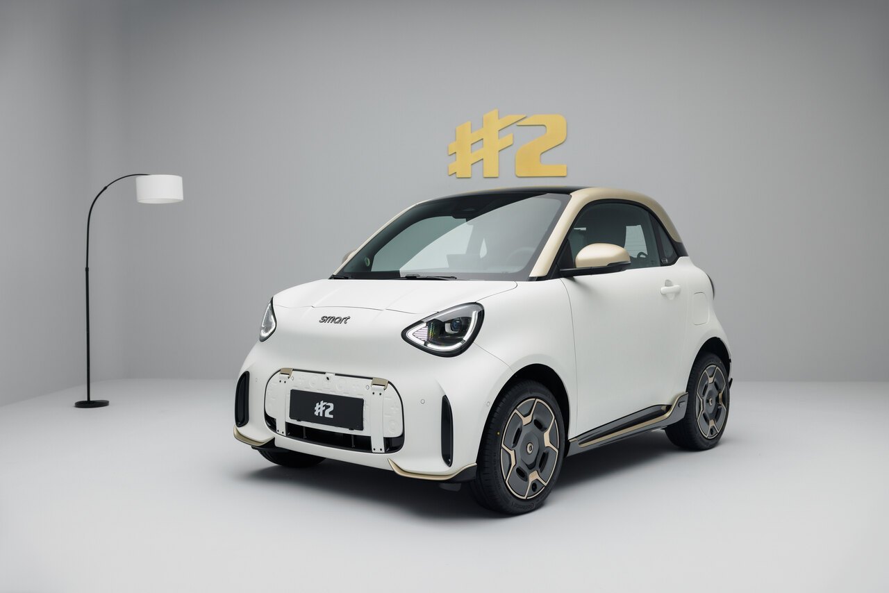 Sınırlı sayıda üretilecek smart #2 Couture Edition, mat beyaz gövde ve altın rengi tavanla.