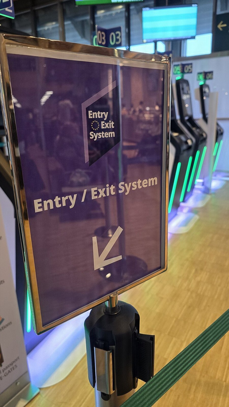 Bir havalimanında yolcuları Giriş/Çıkış Sistemi (EES) kayıt kiosklarına yönlendiren tabela.