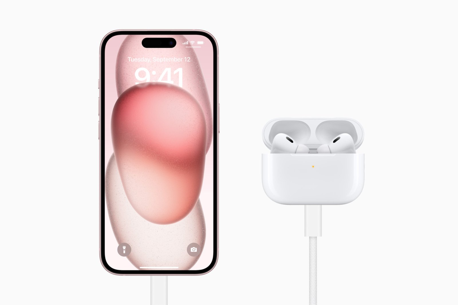 USB-C ile şarj edilen iPhone 15. Bu modelde döngü sayısı Pil Sağlığı ekranında görünüyor.