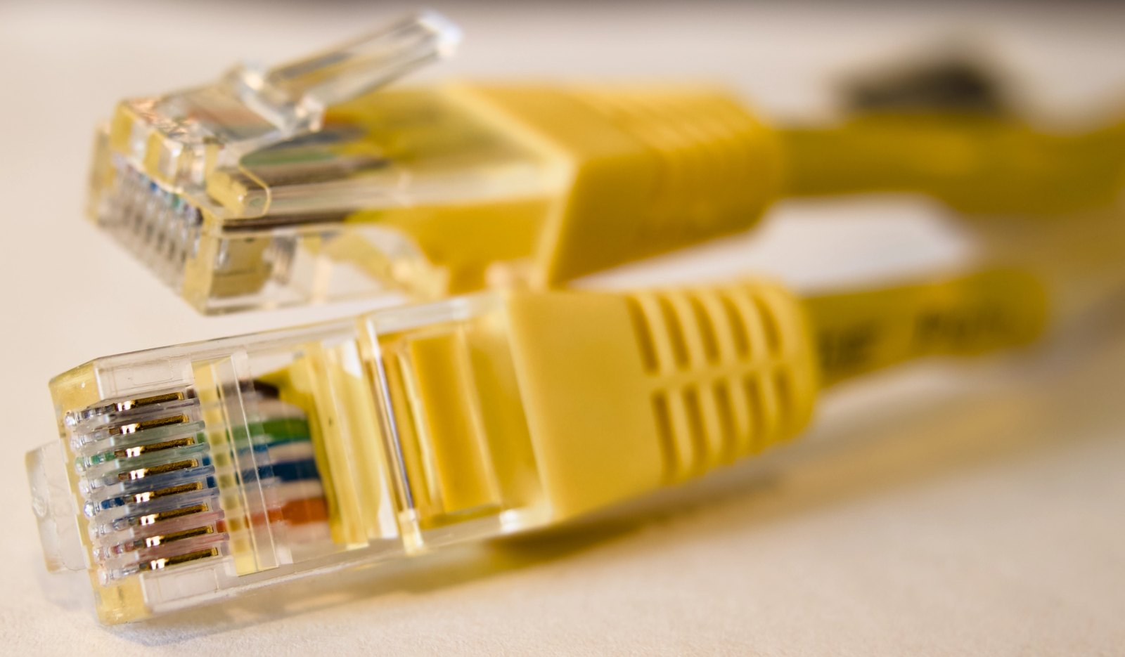 Gerçek paket hızını ölçmek için bilgisayarı modeme Ethernet kablosuyla bağlamak en sağlıklı yöntemdir.