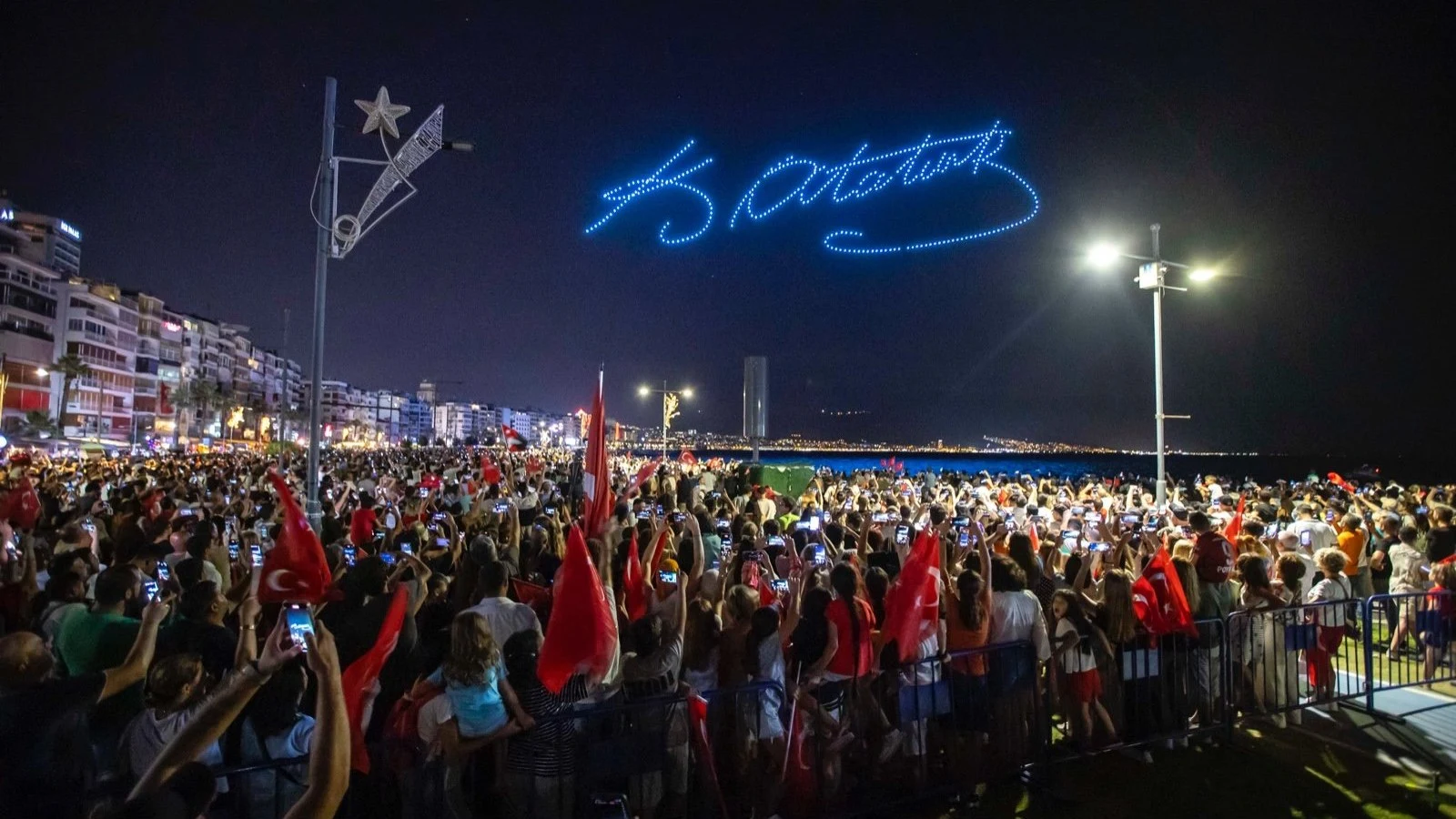 İzmir'de 29 Ekim'de bin dronluk gösteri: Saat kaçta, nerede yapılacak?